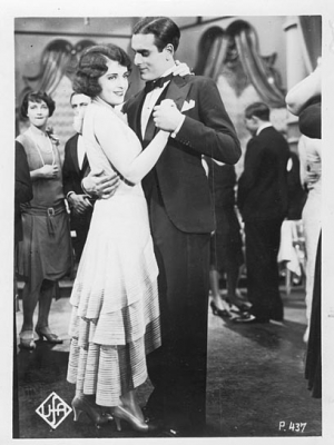 Jenny Jugo, Enrico Benfer (vorne) in "Die Flucht vor der Liebe" (1928/29)