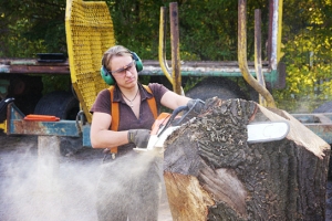 Vera Morneweg in "Holz macht die Hände schlau!"; Quelle: Werner Biedermann, © Werner Biedermann