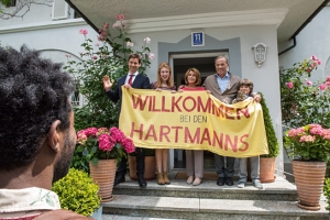 "Willkommen bei den Hartmanns", © 2016 Warner Bros. Ent.