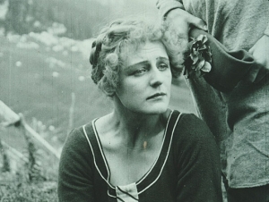 Screenshot mit Hilde Wall aus "Der Klosterjäger" (1920)
