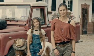  Ella Päffgen, Laura Berlin (v.l.n.r.) in "Immenhof - Das Abenteuer eines Sommers" (2018), Quelle: Concorde Filmverleih, DIF, © 2018 Concorde Filmverleih GmbH