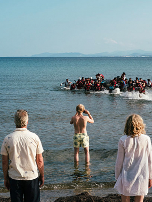 Wolfram Koch, Bruno Alexander, Juliane Köhler (vorne v.l.n.r.) in "Eden" (2019); Quelle: Eurovideo, DFF, © PIMARSAUT