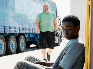 Francois Dunoyer, Joshua Edoze (v.l.n.r.) in "Eden" (2019); Quelle: Eurovideo, DFF, © PIMARSAUT