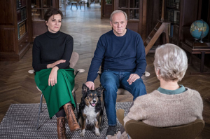 Martina Gedeck (links), Ulrich Tukur in "Und wer nimmt den Hund?" (2019); Quelle: Majestic Filmverleih, DFF, © Boris Laewen, Majestic