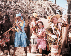 Udo Jürgens, Wolfgang Jansen, Gus Backus, Kurt Grosskurth (2.-5.v.l.) in "Unsere tollen Tanten in der Südsee" (1964); Quelle: DFF/Kineos Sammlung