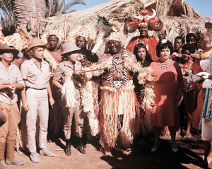 Ruth Stephan (links), Barbara Frey (2.v.l.), Al Fats Edwards (Mitte), Adi Berber (hinten mit Kopfschmuck), Trude Herr (vorne rechts) in "Unsere tollen Tanten in der Südsee" (1964); Quelle: DFF/Kineos Sammlung