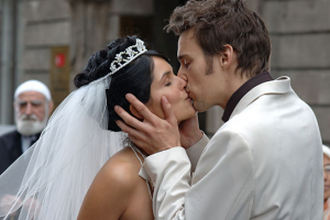 Mandala Tayde, Florian David Fitz in "Meine verrückte türkische Hochzeit" (2006); Quelle: Turbine Media Group, DFF