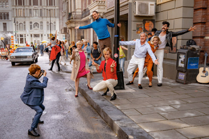 Marlon Schramm, Katharina Thalbach, Moritz Bleibtreu, Michael Ostrowski, Uwe Ochsenknecht, Heike Makatsch, Pasquale Aleardi (vorne v.l.n.r.) in "Ich war noch niemals in New York" (2019); Quelle: Universal Pictures Germany, DFF