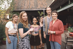 Jamie Bick, Luna Wedler, Kristin Alia Hunold, Marta Martin, Stephan Kampwirth, Victoria Mayer (v.l.n.r.) in "Dem Horizont so nah" (2019); Quelle: StudioCanal, DFF, © StudioCanal GmbH, Tom Trambow