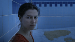 Esther Zimmering in "Swimmingpool am Golan" (2017); 