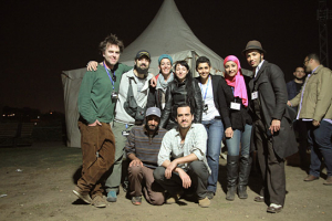 Francesca Araiza Andrade (hintere Reihe Mitte), Atef Ben Bouzid (hintere Reihe rechts), Sebastian Leitner (vorne rechts) bei den Dreharbeiten zu "Cairo Jazzman" (2017); Quelle: Filmdisposition Wessel, DFF, © Icke Kreuzberg, SLFilm Media 