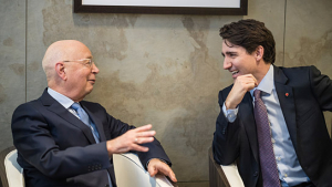 Klaus Schwab, Gründer und Geschäftsführender Vorsitzender des Weltwirtschaftsforums, Justin Trudeau, Premierminister von Kanada (v.l.n.r.) ("Das Forum", 2019); 