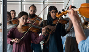Sabrina Amali (vorne links), Tala Al-Deen (vorne rechts) in "CRESCENDO #makemusicnotwar" (2019); Quelle: Camino Filmverleih, DFF, © CCC Filmkunst, Foto: Christian Lüdeke