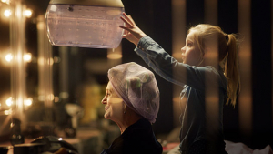 Beppie Melissen, Vita Heijmen (v.l.n.r.) in "Romys Salon" (2019); Quelle: Farbfilm Verleih, DFF, © Elmer van der Marel