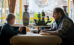 Vita Heijmen, Guido Pollemans in "Romys Salon" (2019); Quelle: Farbfilm Verleih, DFF, © Elmer van der Marel