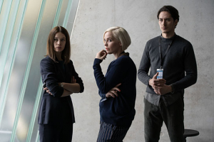 Paula Beer, Elisabet Johannesdottir, Noah Saavedra (v.l.n.r.) in "Bad Banks" [Staffel 2, Episode 3] (2020);