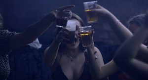 "Alkohol - Der globale Rausch" (2019); Quelle: Tiberius Film, DFF, © 2020 Tiberius Film, EIKON Filmproduktion, Miramonte Film