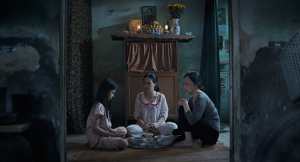 Hoang Bao Nhi Nguyen, Tran Thien Tu, Nhu Quynh (v.l.n.r.) in "Trading Happiness" (2019); Quelle: Filmfestival Max Ophüls Preis 2020, © Meret Madörin