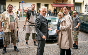 Daniel Zillmann, Fred Aaron Blake, Henry Hübchen, Janina Agnes Schröder, Bettina Lamprecht, Moritz Katzmair (v.l.n.r.) in "Die Känguru-Chroniken" (2020); Quelle: X Verleih, DFF, © Stephan Rabold, X Filme, X Verleih