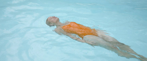 Nina Schwabe in "Ein Fisch, der auf dem Rücken schwimmt" (2020); Quelle: 70. Internationale Filmfestspiele Berlin (Katalog), © Constanze Schmitt, dffb