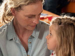 Nina Hoss, Katerina Lipovska (v.l.n.r.) in "Pelikanblut - Aus Liebe zu meiner Tochter" (2019); Quelle: DCM Film Distribution, DFF, © DCM, Temelko Temelkov