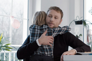 Max Riemelt (hinten) in "Kopfplatzen" (2019); Quelle: Edition Salzgeber, DFF, © Salzgeber & Co. Medien GmbH