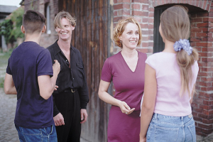 Markus Perschmann (links), Roger Tebb (2.v.l.), Sabine Bach (2.v.r.) in "venus.de - Die bewegte Frau" (2001); Quelle: filmwerte, © filmwerte Gmbh / www.filmfriend.de