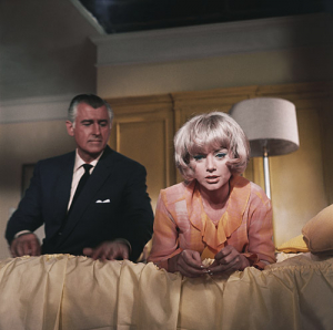 Stewart Granger, Sophie Hardy in "Das Geheimnis der weißen Nonne" (1966); Quelle: Tobis Film, © Tobis Film