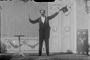 Screenshot mit Julius Neubronner aus "Julius Neubronner zaubert" (1904); Quelle: DFF