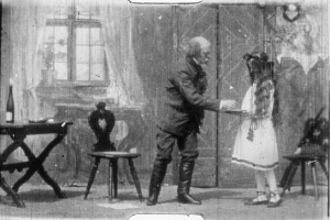 Screenshot mit Julius Neubronner, Dodo Neubronner aus "Des Jägers Traum" (1903); Quelle: DFF