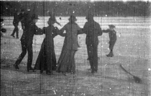 Screenshot aus "Schlittschuhlaufende Familien" (19??); Quelle: DFF