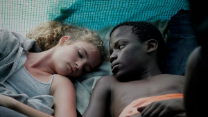 Zita Gaier, Gedion Oduor Wekesa in "Sunburned" (2019); Quelle: Camino Filmverleih, DFF, © Aliaksandr Tsymbaliuk, NiKo Film