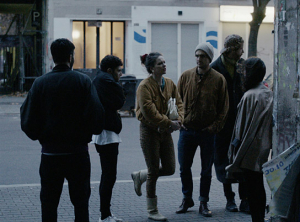 Övünç Güvenisik (links), Anja Langer (3.v.l.), Pascal Houdus (3.v.r.), Henner Borchers (2.v.r.), Raha Emami Khansari (rechts) in "Dreissig" (2018); Quelle: déjà -vu Film, DFF, © Deutsche Film- und Fernsehakademie Berlin (dffb)  