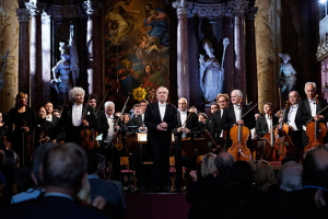 Die Münchner Philharmoniker unter der Leitung von Valery Gergiev (Mitte) in "Anton Bruckner - Das verkannte Genie" (2020); Quelle: Arsenal Filmverleih, DFF, © Reinhard Winkler