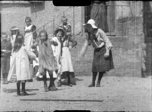 Screenshot aus "Seil springende Kinder am Tanzhaus" (1905); Quelle: DFF