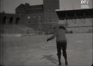 Screenshot aus "Eisläufer" (192?)