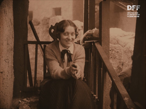 Screenshot aus "Frau auf Dachboden" (192?)