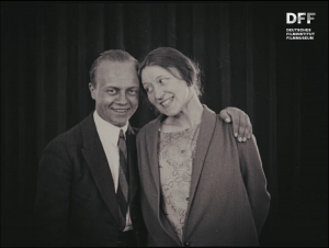 Screenshot aus "Mann und Frau vor Vorhang" (1924)