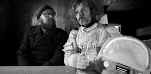Sebastian Horn, Gerd Baumann (v.l.n.r.) in "Dreiviertelblut - Weltraumtouristen" (2020); Quelle: Südkino Filmproduktion, DFF, © Südkino