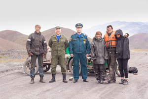 Kaupo Holmberg (links), Elisabeth Oertel (3.v.r.), Efy Zeniou (rechts) in "972 Breakdowns - Auf dem Landweg nach New York" (2020); Quelle: leavinghomefunktion, DFF, © leavinghomefunktion, Foto: Anne Knödler