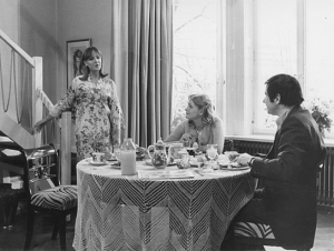 Doris Kunstmann, Susanne Schaefer, Gerd Baltus (v.l.n.r.) in "Ein ganz perfektes Ehepaar" (1974); Quelle: DFF, © Ula Stöckl Filmproduktion