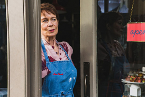 Celia Imrie in "Love Sarah - Liebe ist die wichtigste Zutat" (2020); Quelle: Weltkino Filmverleih, DFF, © FEMME FILMS, Foto: Ali Tollervey