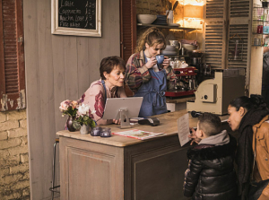 Celia Imrie, Shannon Tarbet (hinten v.l.n.r.) in "Love Sarah - Liebe ist die wichtigste Zutat" (2020); Quelle: Weltkino Filmverleih, DFF, © FEMME FILMS, Foto: Ali Tollervey