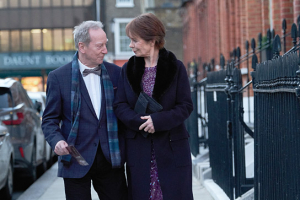 Bill Paterson, Celia Imrie in "Love Sarah - Liebe ist die wichtigste Zutat" (2020); Quelle: Weltkino Filmverleih, DFF, © FEMME FILMS, Foto: Laura Radford