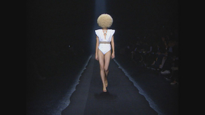 Silhouette der Frühjahr/Sommer-Kollektion 2009 ("Martin Margiela - Mythos der Mode", 2020); Quelle: NFP Marketing & Distribution*, DFF, © 2019 Reiner Holzemer Film, RTBF, Aminata Productions