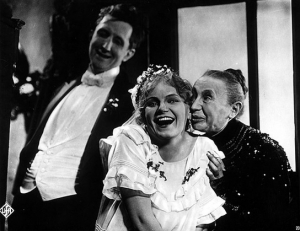 Max W. Hiller, Maly Delschaft, Emilie Kurz (v.l.n.r.) in "Der letzte Mann" (1924)