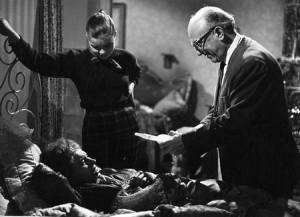 Ilse Steppat (liegend), Barbara Rost, Robert Siodmak (v.l.n.r.) bei den Dreharbeiten zu "Die Ratten" (1955)