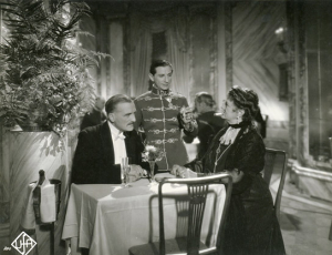 Robert Valberg (links), Hedwig Bleibtreu in "Hotel Sacher" (1939); Quelle: Murnau-Stiftung, DFF