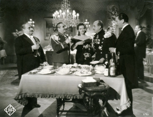 Carl Günther (links), Sybille Schmitz, Herbert Hübner (2.v.r.), Willy Birgel (rechts) in "Hotel Sacher" (1939); Quelle: Murnau-Stiftung, DFF