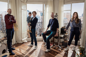 Manuel Dacosse, Zoé Iorio, Pierre Deladonchamps, Kilian Riedhof, Janine Jackowski (v.l.n.r.) beim Drehschluss von "Meinen Hass bekommt ihr nicht" (2021); Quelle: Tobis Film, © Tobis Film, Foto: Anne Wilk